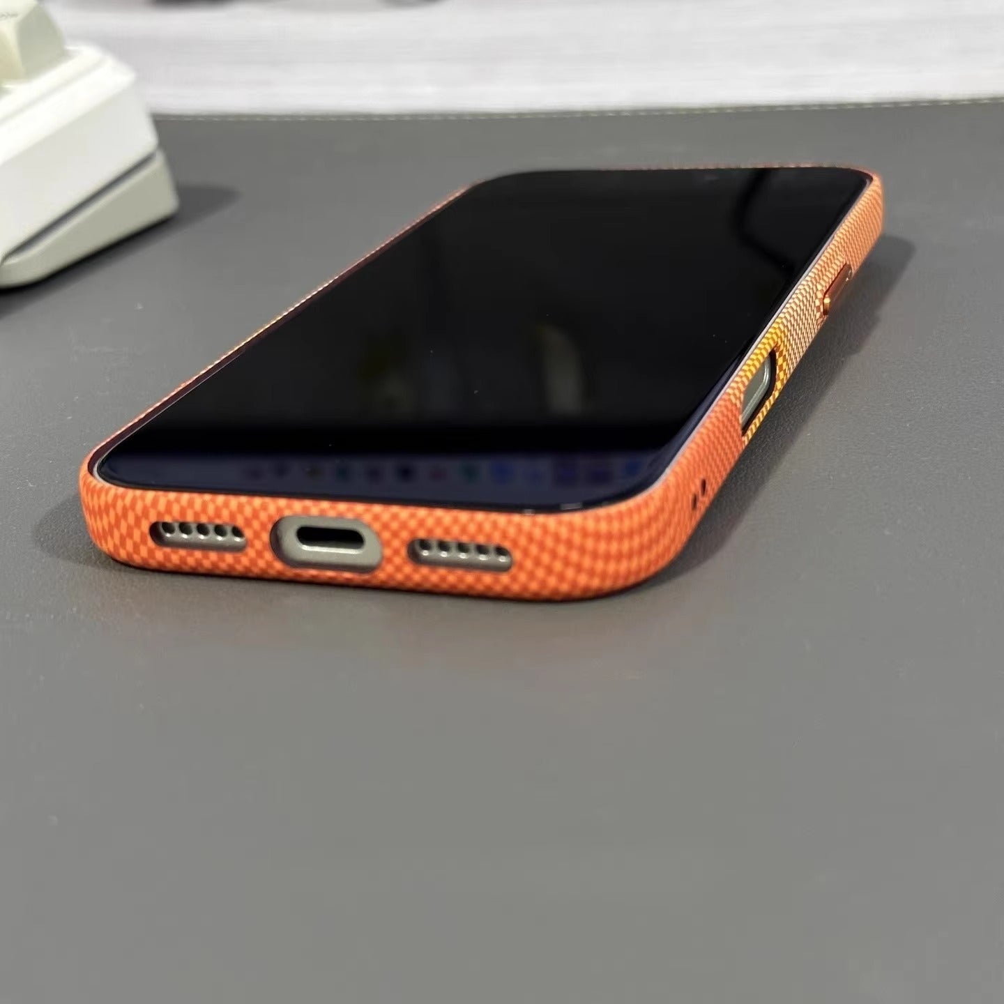 Minimalist iPhone Case — High-End Kevlar Carbon-Fiber Magnetic Cover with Slim Shockproof Design and MagSafe Wireless-Charging Compatibility