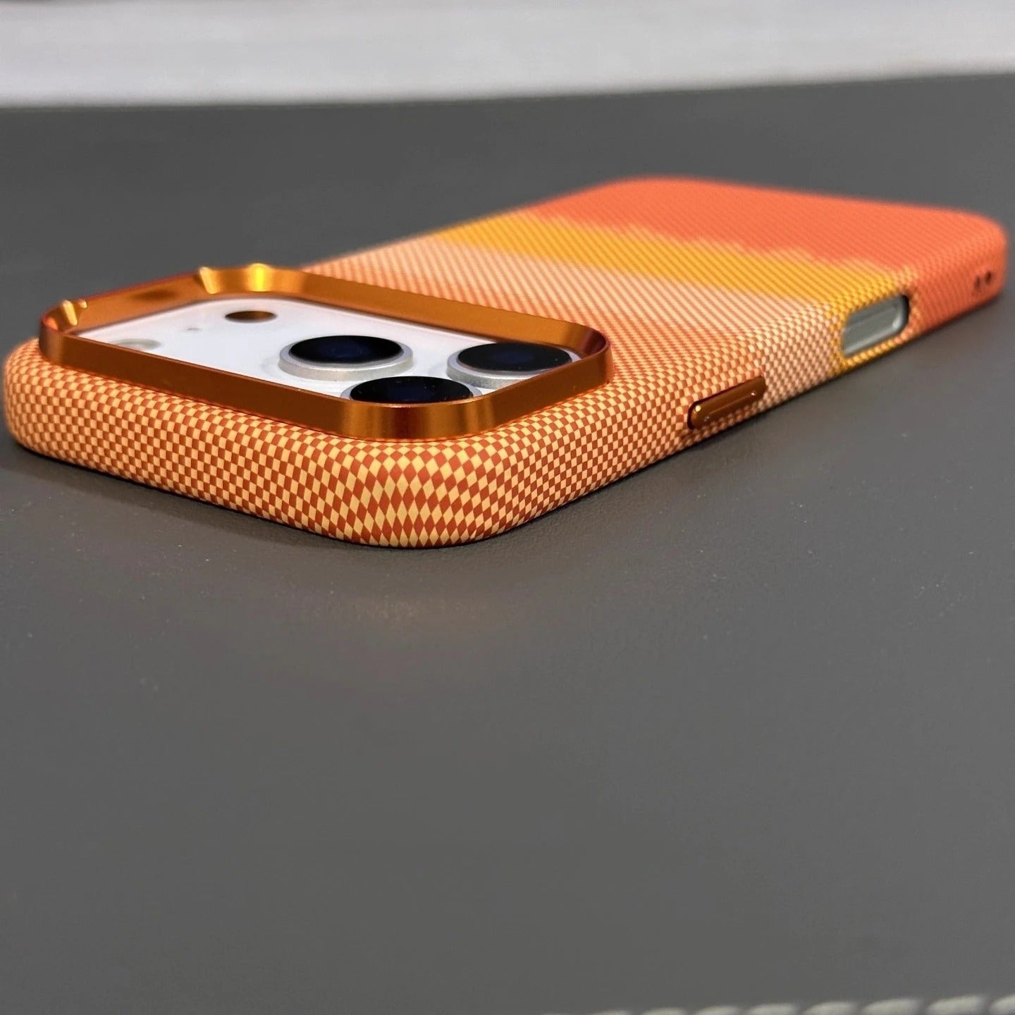 Minimalist iPhone Case — High-End Kevlar Carbon-Fiber Magnetic Cover with Slim Shockproof Design and MagSafe Wireless-Charging Compatibility